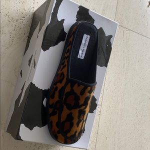 Donald Pliner Size 9 leopard slipper